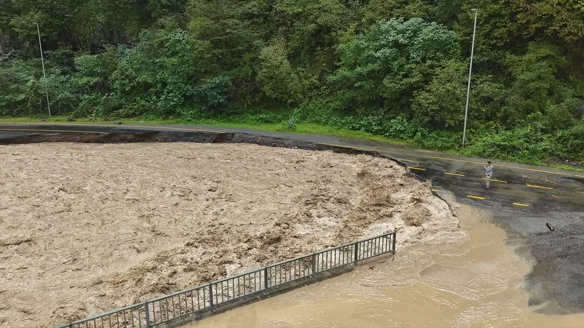 Borçka’da Sağanak Taşkın ve Heyelanlara Yol Açtı