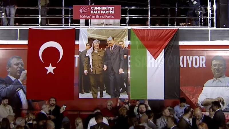 CHP’nin Eyüpsultan’daki Filistin’e destek mitingine Bülent Ecevit ve Yaser Arafat’ın fotoğrafı asıldı