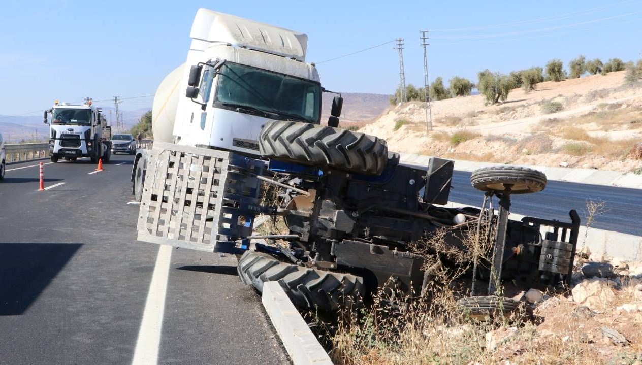 Kilis’te beton mikseri ile traktör çarpıştı