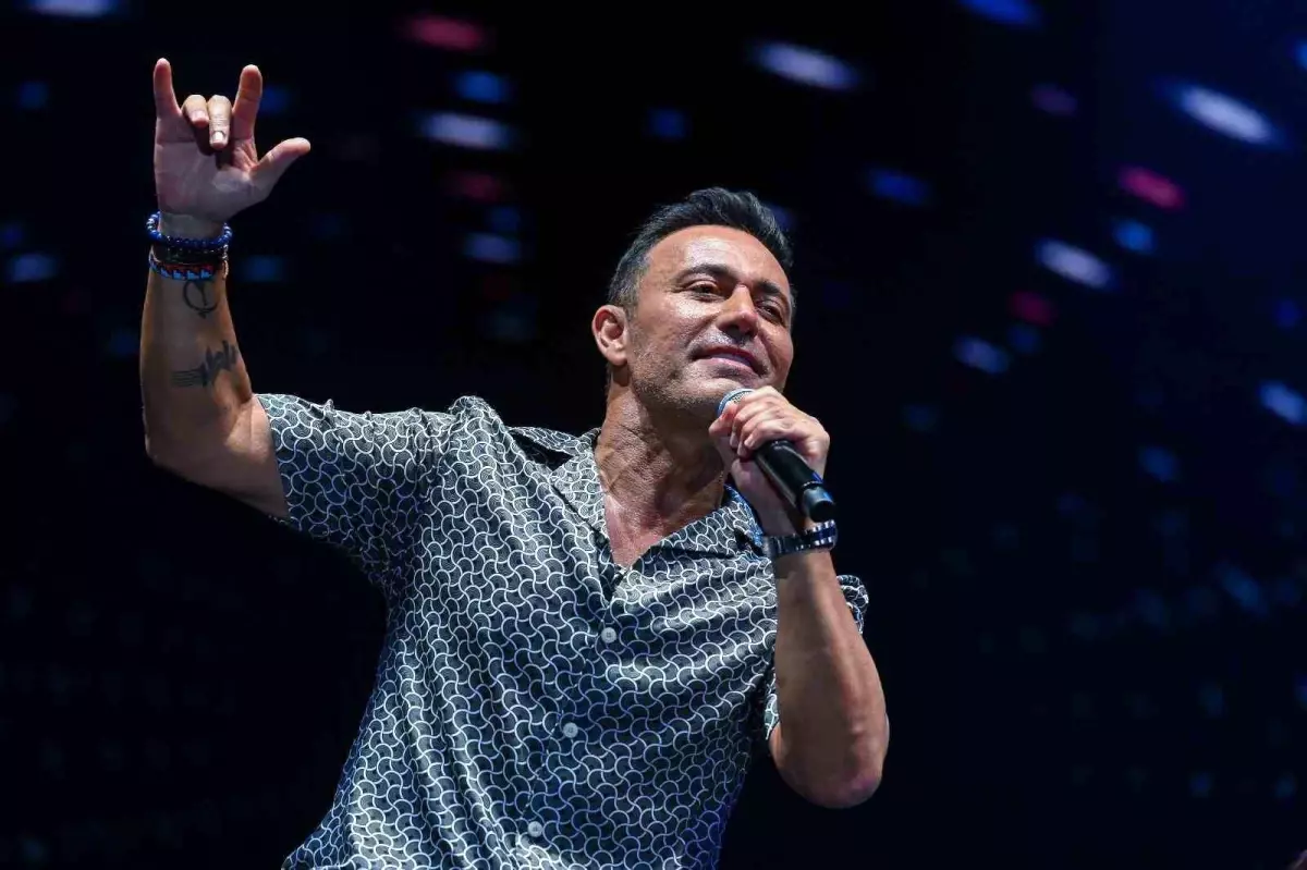 Mustafa Sandal İzmir’de Coşkuyla Sahne Aldı