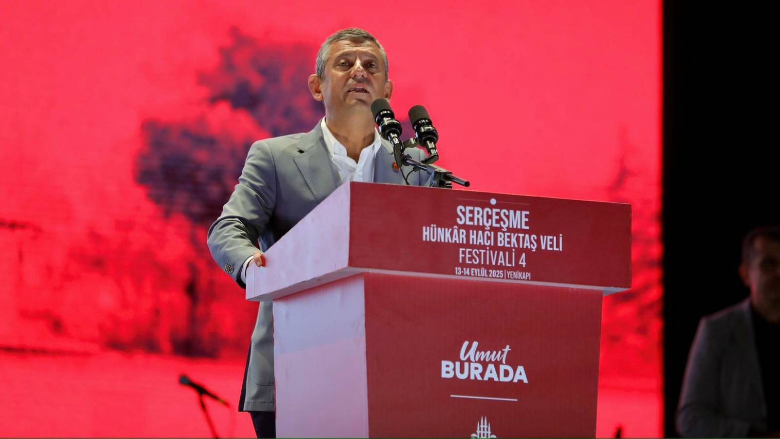 ozgur ozelden erdogana gonderme bu ulke bir olalim iri olalim diri olalim sozunu laf olsun diye soyleyenlerle degil bunun geregini yapanlarla kurtulacak SSFbBx68