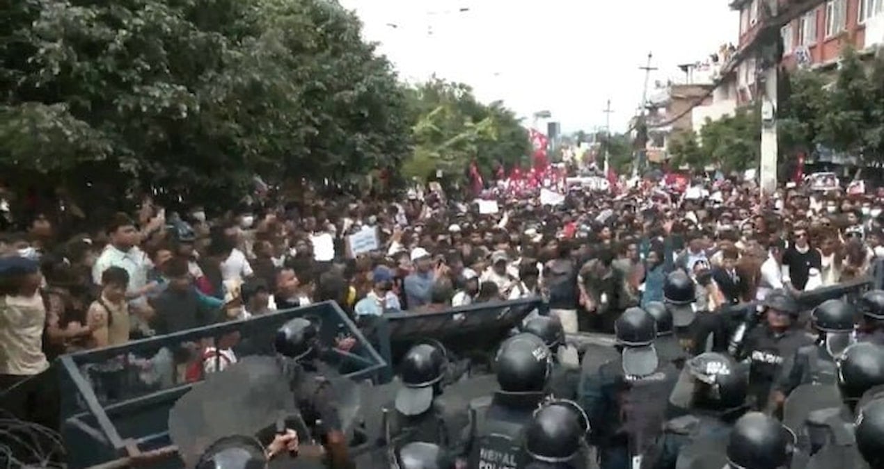 Sosyal medyayı kapattılar, protestoların önünü alamadılar: Başbakan istifa etti
