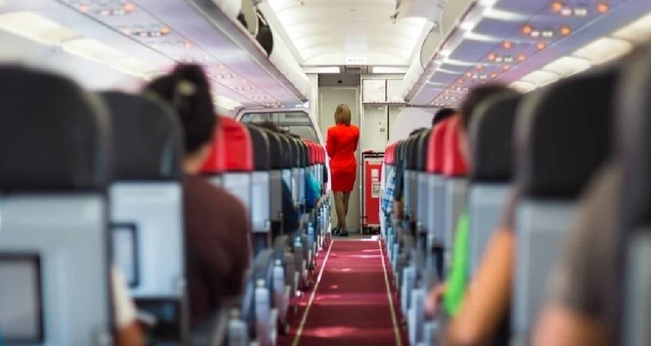 Yolcular pasaportlarını yedi, uçak acil iniş yaptı