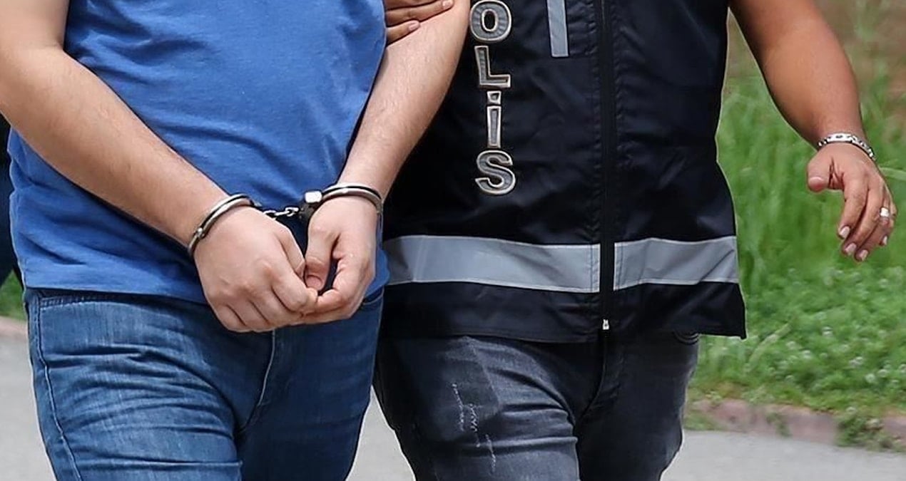 Yurt dışına kaçmaya çalışan 2 kişi yakalandı