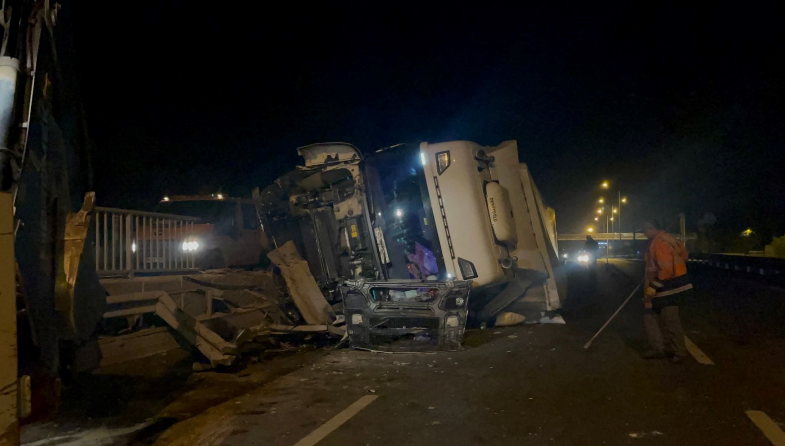 Eskişehir-Ankara yolunda TIR devrildi: Ulaşımda aksama yaşandı