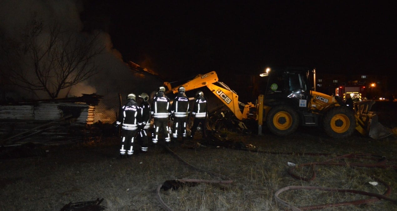 Ankara’da zihinsel engelli 3 kardeşin yaşadığı ev yanarak kül oldu