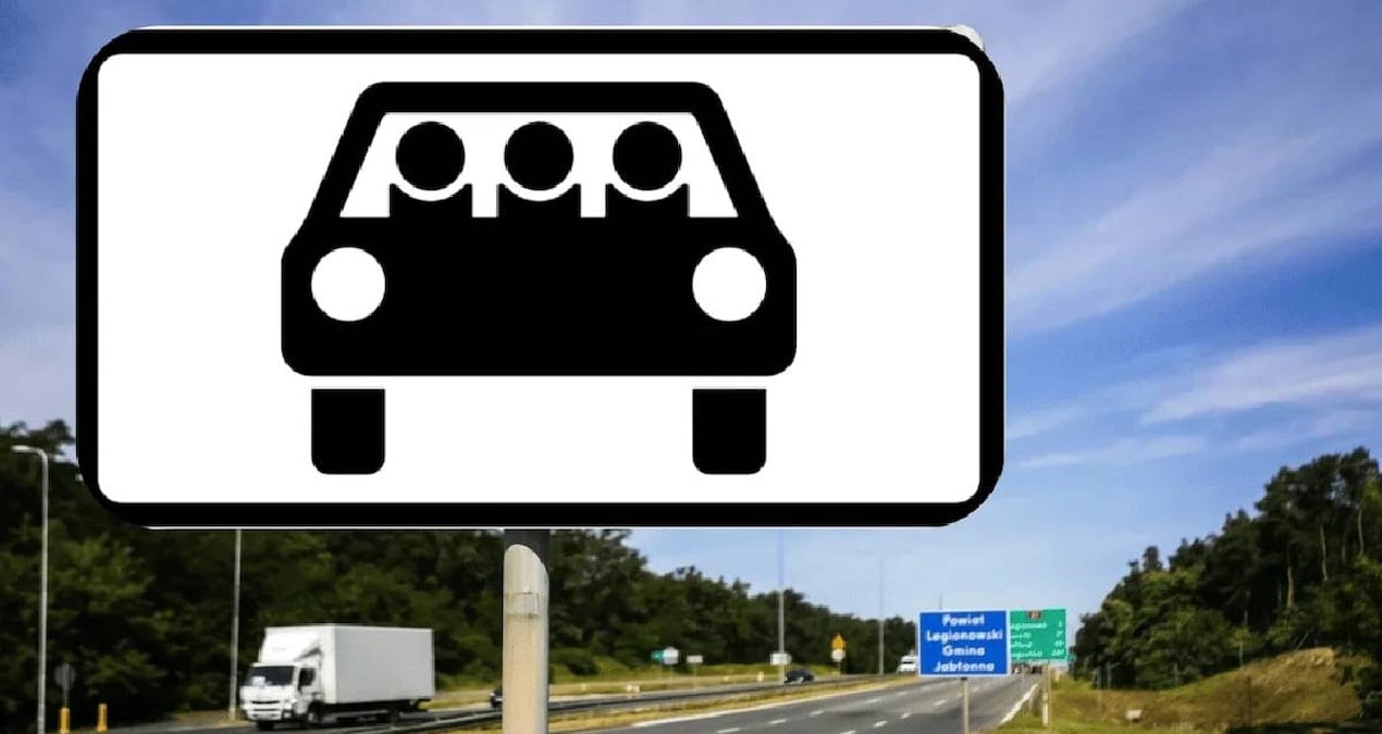 Arabada üç yolcu bulunan tabela merak konusu oldu: Anlamı sandığınız gibi değil