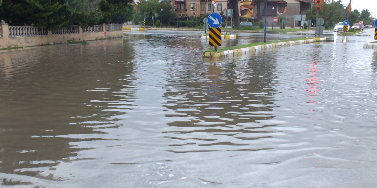 Balıkesir’de sel felaketi: Sokaklar göle döndü!