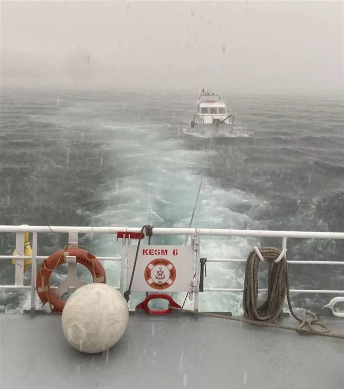 Çanakkale Boğazı’nda Sürüklenen Tekne Kurtarıldı