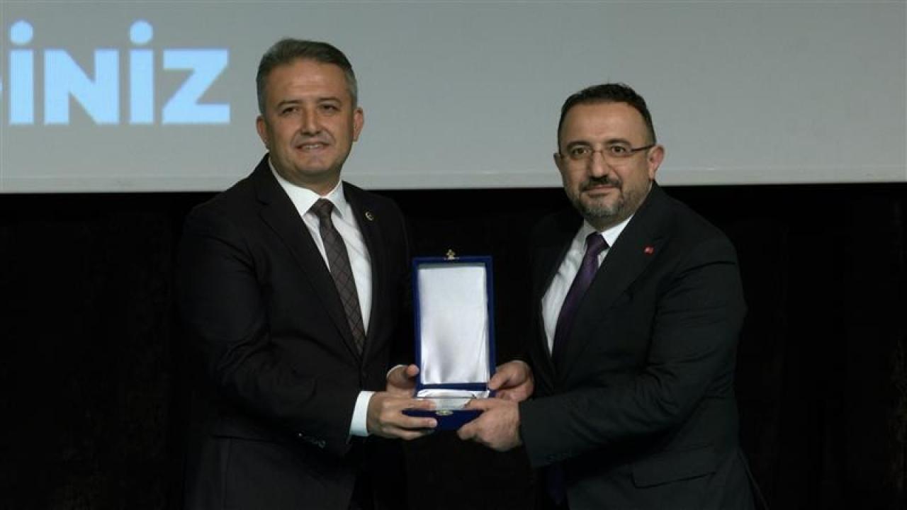 Haber7 ve Ülketv.com’a “Alanında İz Bırakan” Ödülü!