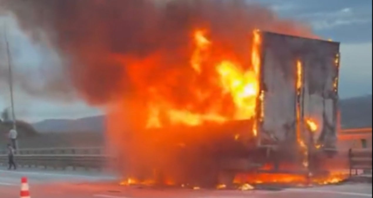 İstanbul’da seyir halindeki kamyon küle döndü