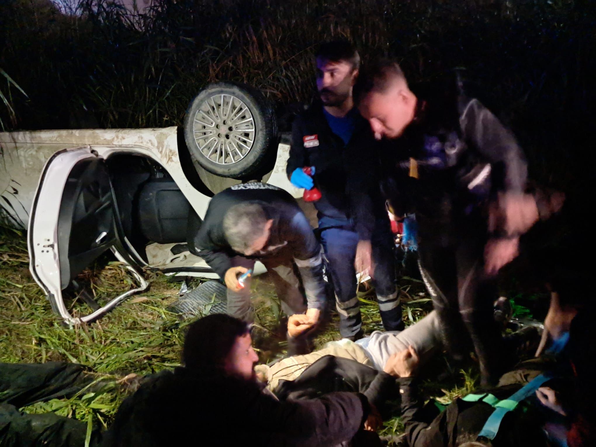 Kaçak göçmenleri taşıyan araç nehre düştü: 9 yaralı