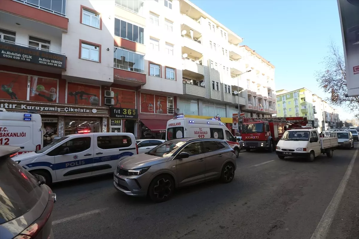 Kars’ta binada çıkan yangında 1’i çocuk 3 kişi dumandan etkilendi