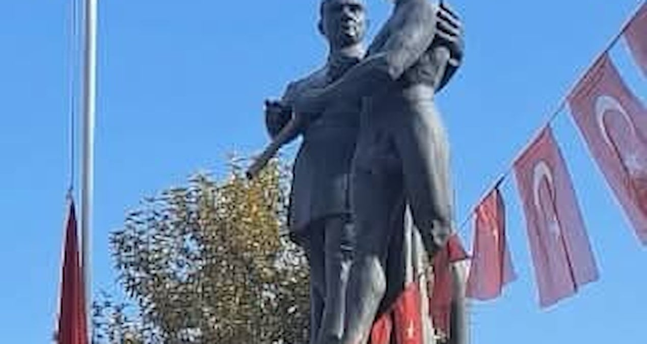 Malatya’da Atatürk heykelindeki eksik bayrak figürü