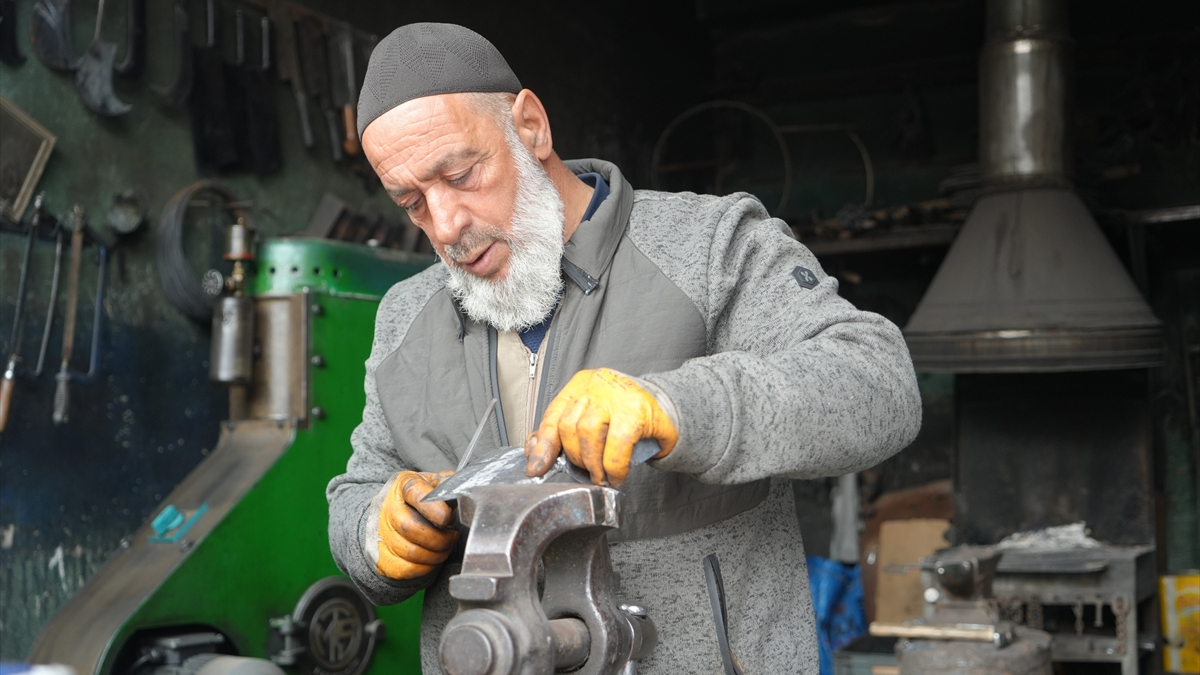 Muş’ta Halit Usta yarım asırdır ateş başında demir dövüyor