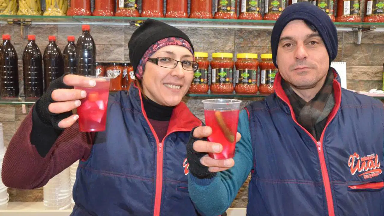 ‘Neşeli Günler’ filmi gerçek oldu: Eski eşinin karşısına turşucu açtı!