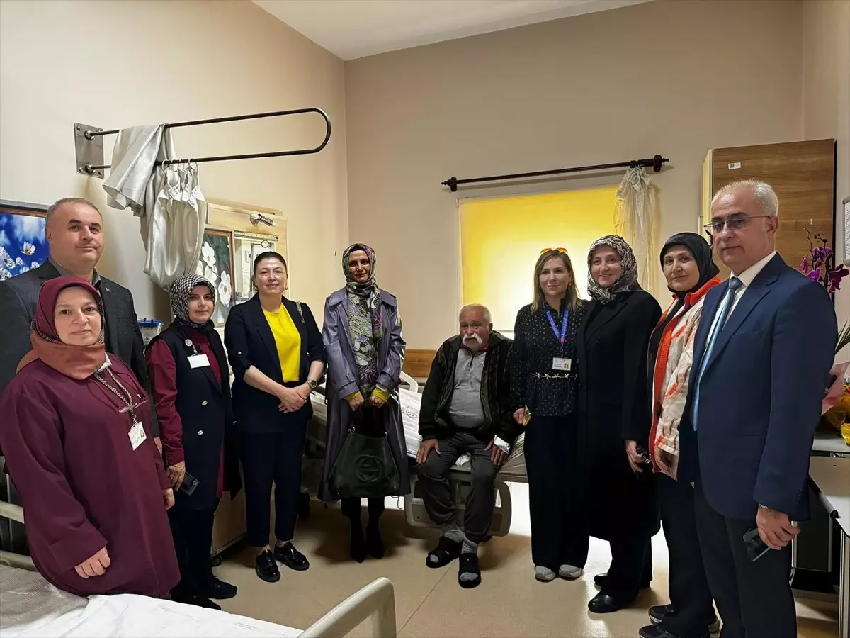 Tokat Valisi Köklü’nün eşi Yasemin Köklü’den rahatsızlanan şehit babasına ziyaret