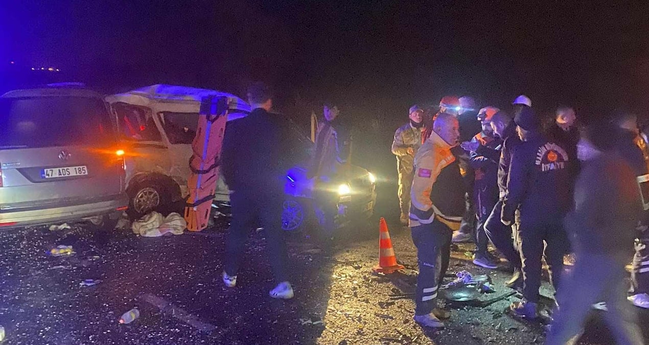 3 aracın birbirine girdiği kazada can pazarı: Çok sayıda ölü ve yaralı var