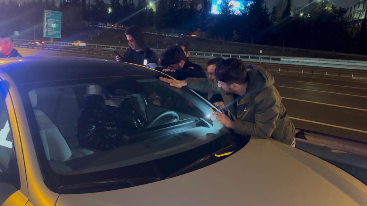 Aracını TEM’in ortasına çekip uykuya daldı! Camı baltayla kırıldı