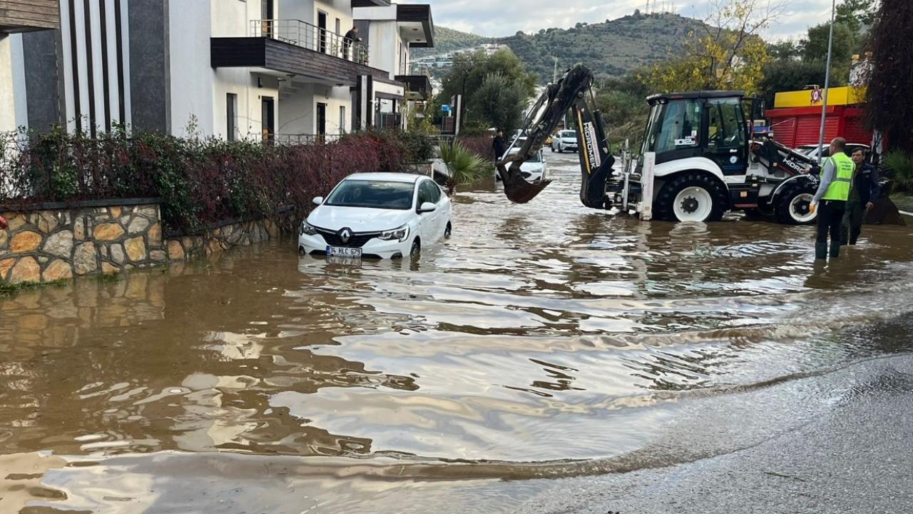 Bodrum’da sağanak caddeyi göle çevirdi: Bir evin istinat duvarı çöktü!