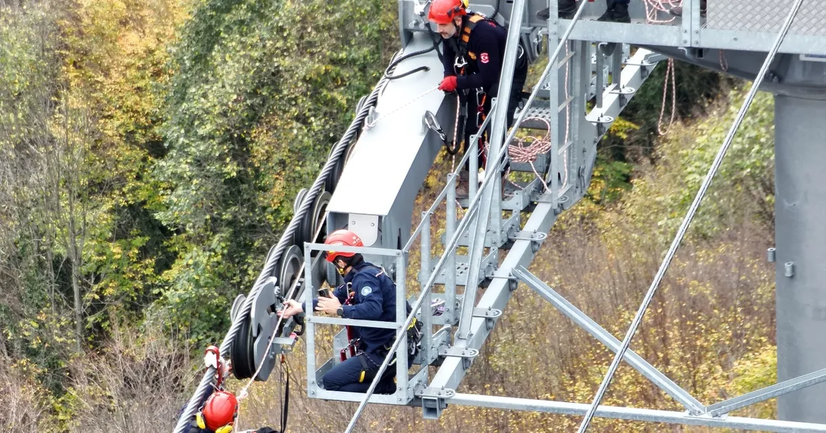 Kocaeli’de teleferik hattında nefes kesen kurtarma tatbikatı