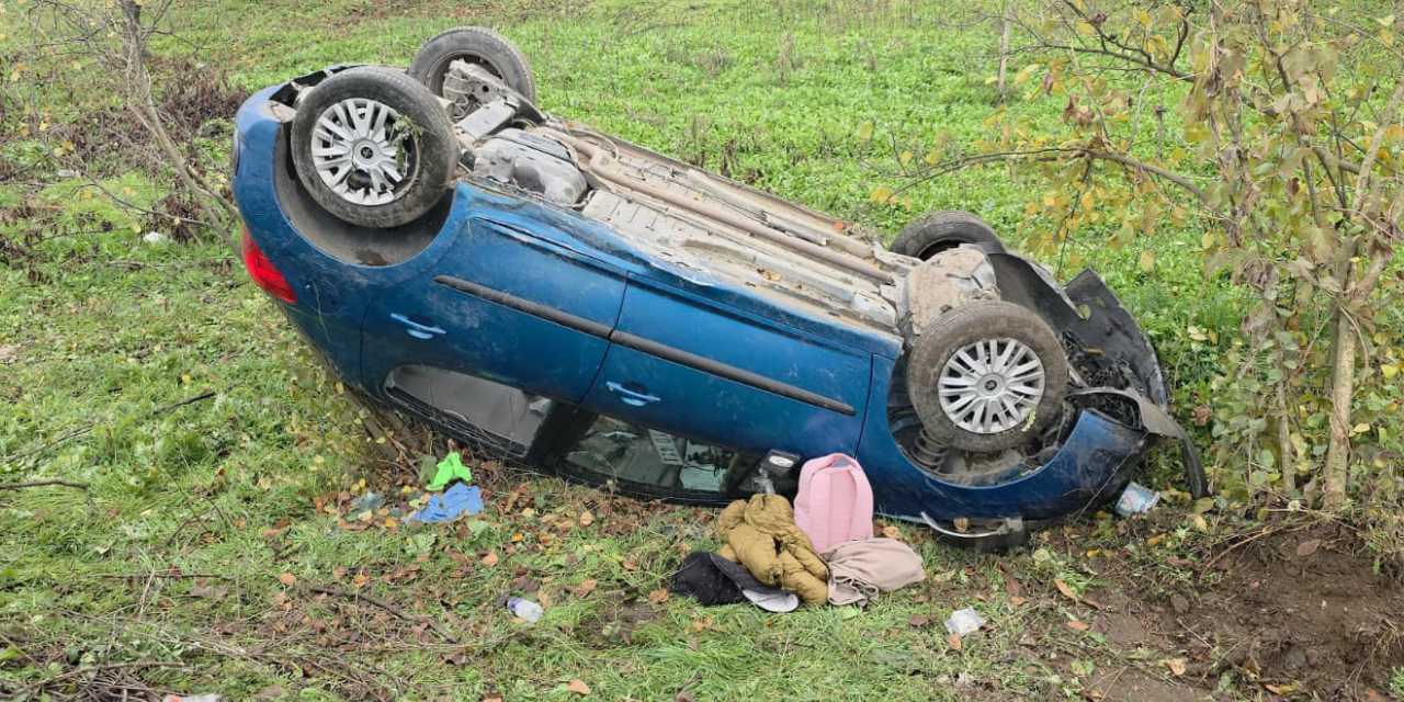 Kontrolden çıkan otomobil tarlaya uçtu: 22 yaşındaki iki genç yaralandı