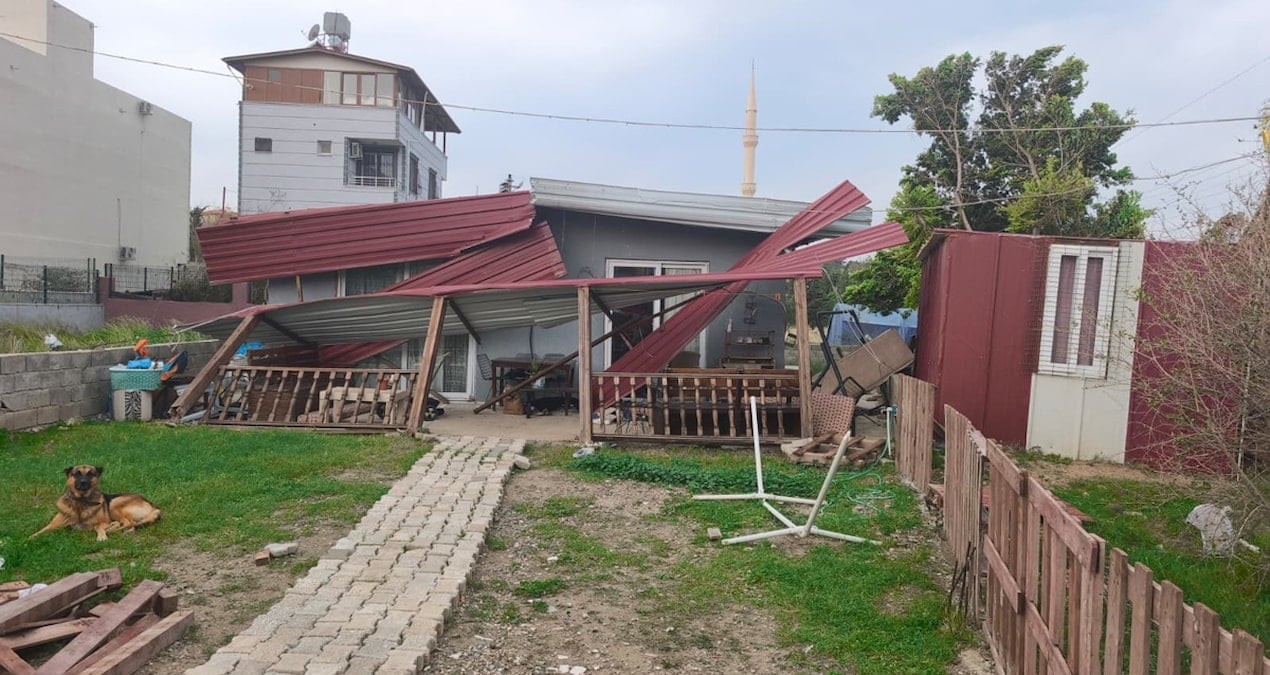 Rüzgar çatıları uçurdu, aile ölümden döndü