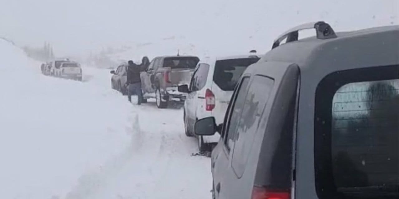 Taziyeden dönen araçlar kara saplandı