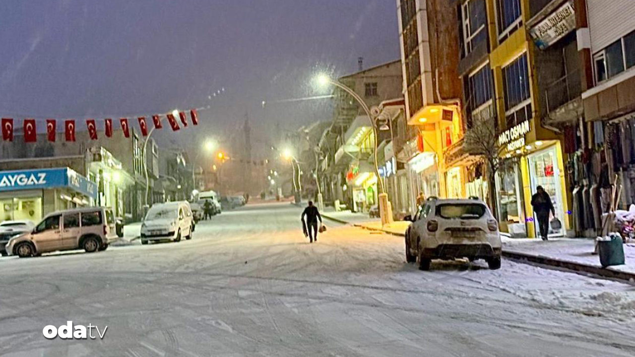 Van’da kar yolları kapattı