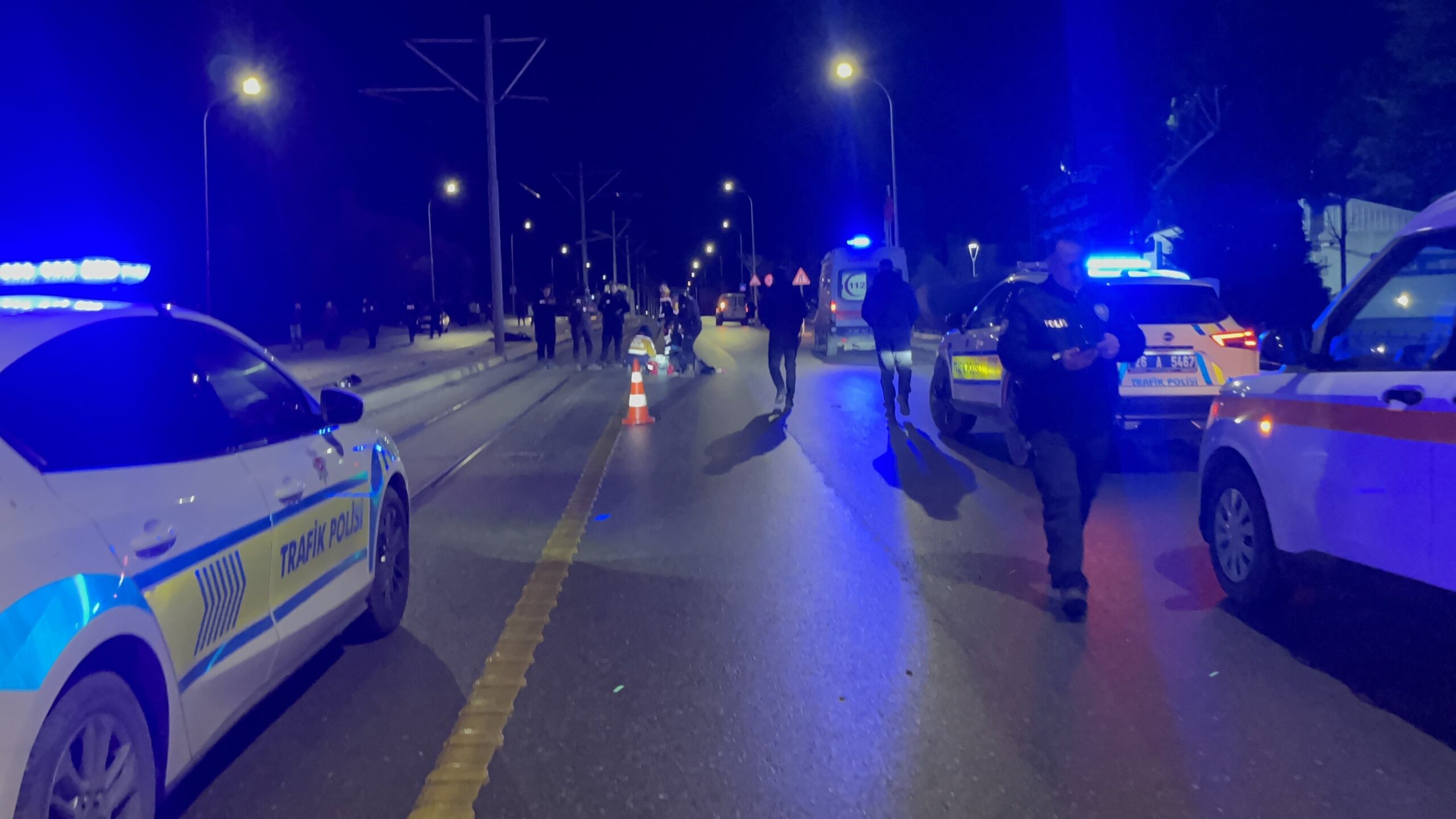 Eskişehir’de feci kazada üç ölü. Otomobil tramvaydan inen yayalara çarpıp kaçtı