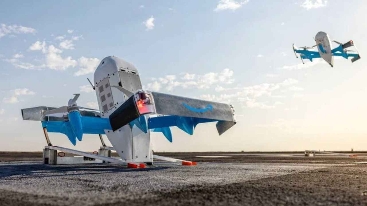 Amazon’un teslimat dronu apartmana çarptı