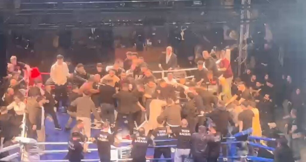 Boks Maçında Şok Olay! Ringde Kavga Çıktı