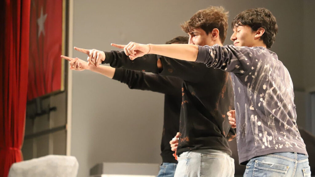 karabukte-gencler-tiyatro-sahnesinde-yaristi-cv5zuq4L