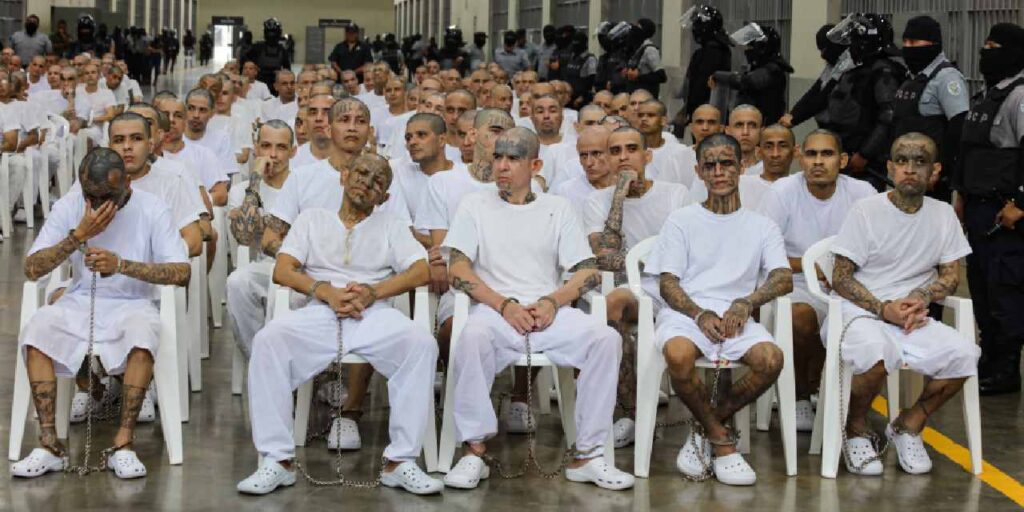 yuzleri-dovme-ile-kapli-el-salvadoru-kana-bulayan-cete-hakim-karsisina-boyle-cikti-7k1Vai6D