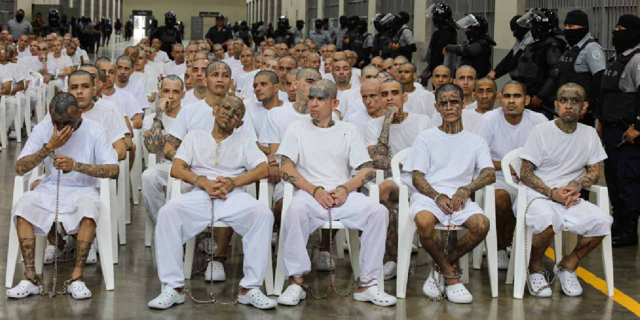 Yüzleri Dövmeli Çete Üyeleri, El Salvador’da Mahkeme Önünde