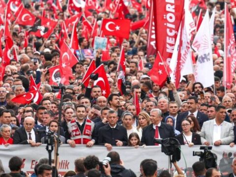 CHP Lideri Özgür Özel, 19 Mayıs’ta Gençlerle Anıtkabir’e Yürüdü: “Gençler Geleceğimizin Teminatı”