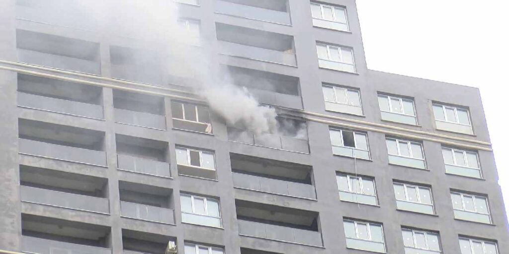Esenyurt’ta 35 Katlı Binada Yangın Paniği