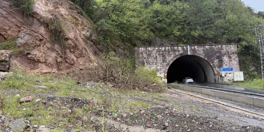 Zonguldak’ta Heyelan Nedeniyle Yüksek Gerilim Hattı Hasar Gördü, Yol Ulaşıma Kapandı!